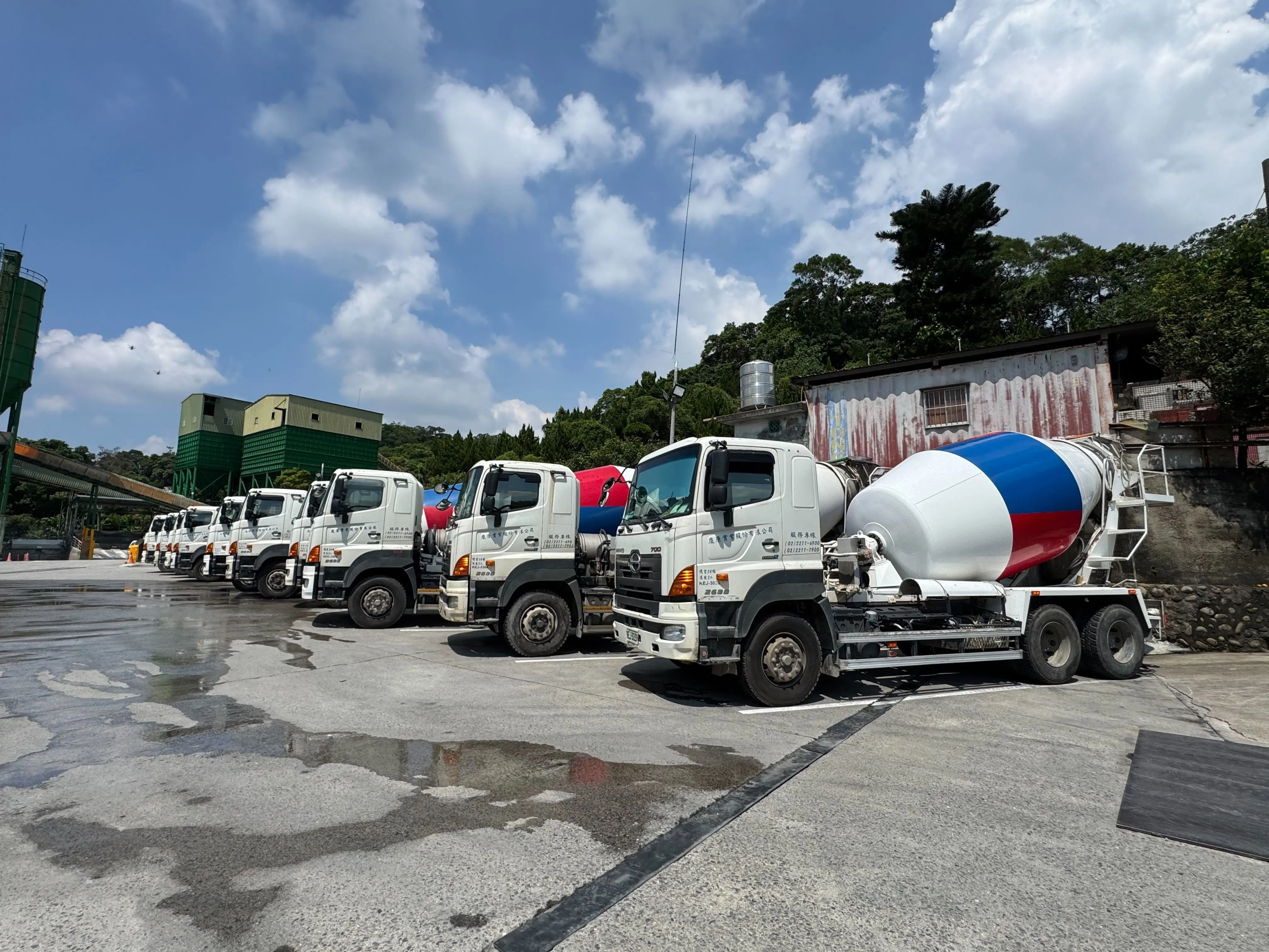 混凝土攪拌車設備展示