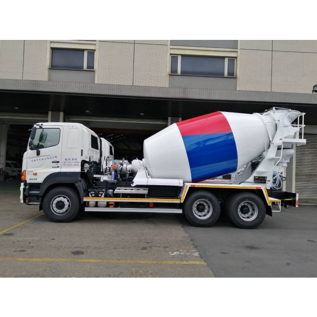 單輛預拌混凝土攪拌車側拍