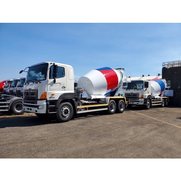 預拌混凝土車隊整齊排列展示